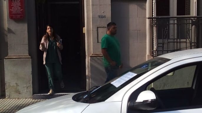 Escrachan a un auto que estacionó sobre una zona exclusiva para personas con discapacidad