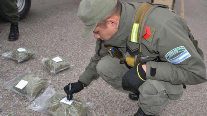 Dos viajeros cordobeses con marihuana y cocaína