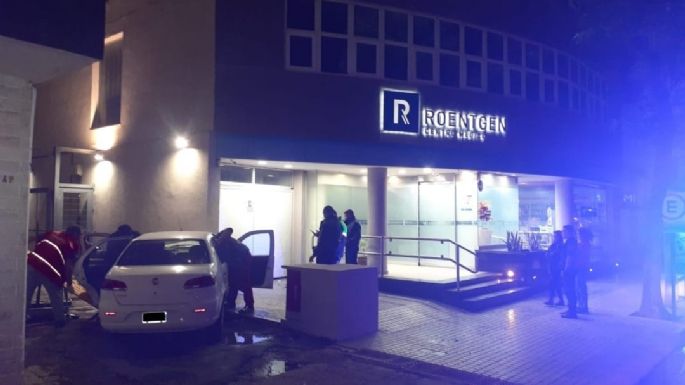 Un auto chocó contra el edificio Roentgen