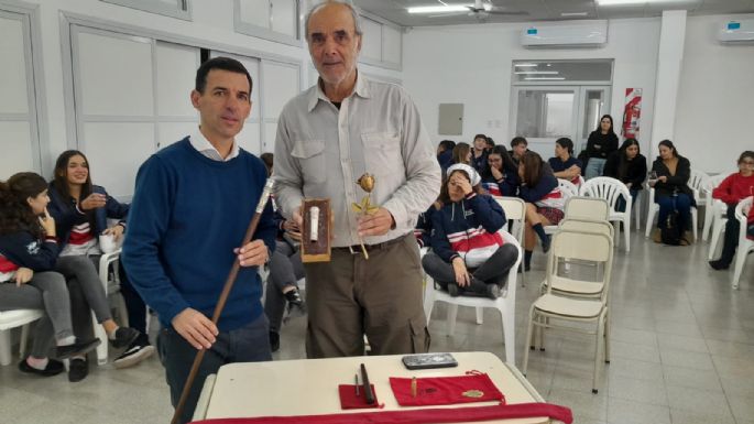 [Vídeos] Alumnos locales cincelaron parte del bastón del próximo presidente