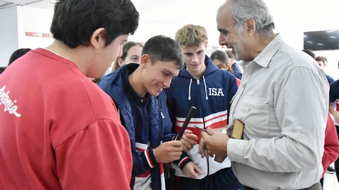 Alumnos cincelaron parte del bastón presidencial