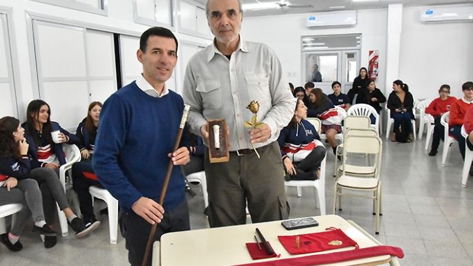 Alumnos cincelaron parte del bastón presidencial