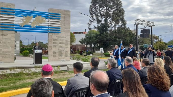 Frente al Monumento, se realizó el acto oficial por los veteranos y caídos en Malvinas
