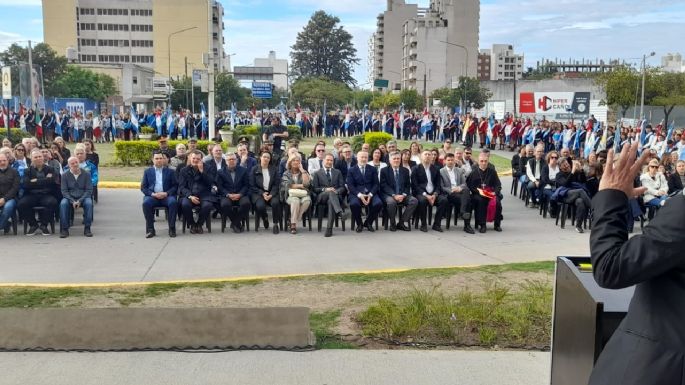 Frente al Monumento, se realizó el acto oficial por los veteranos y caídos en Malvinas