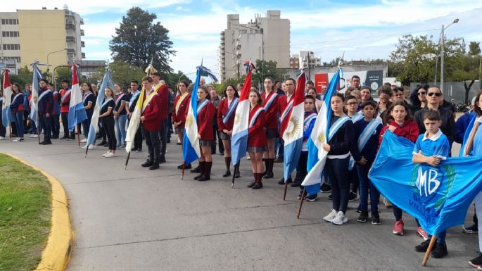 Frente al Monumento, se realizó el acto oficial por los veteranos y caídos en Malvinas