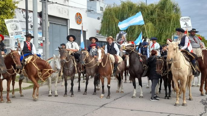Frente al Monumento, se realizó el acto oficial por los veteranos y caídos en Malvinas