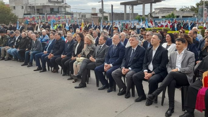 Frente al Monumento, se realizó el acto oficial por los veteranos y caídos en Malvinas