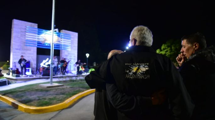 Frente al Monumento, se realizó el acto oficial por los veteranos y caídos en Malvinas