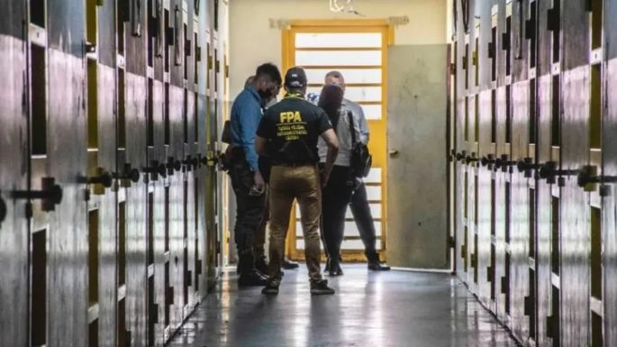 Intentó ingresar drogas a la cárcel entre las ropas de su hijo