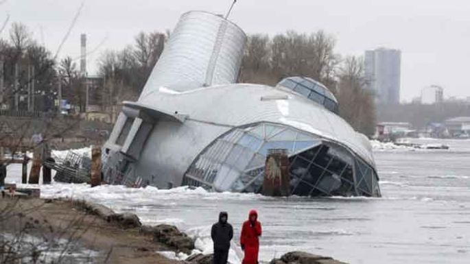 El hielo hundió un restaurante flotante