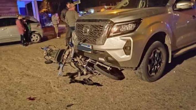 Choque frente al híper: los bomberos  ayudaron a un motociclista abandonado