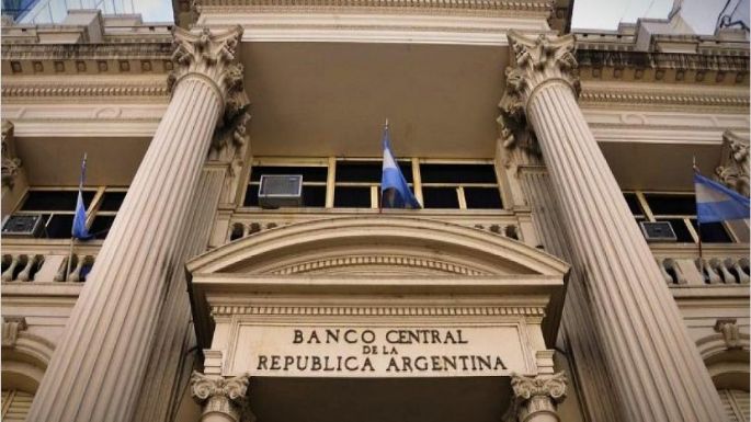 El Banco Central sube a 81% las tasas para plazos fijos mientras el dólar "blue" traspasa los $430