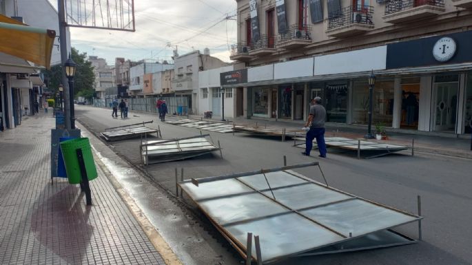 [Videos] Comenzó el cerramiento de calle Corrientes, entre Yrigoyen y San Martín