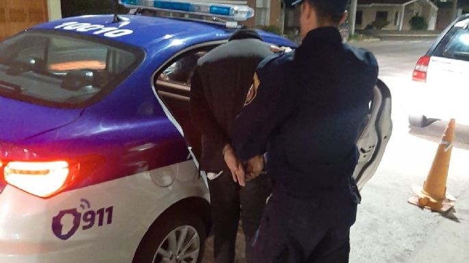 Vecinos alertaron a la Policía que un joven golpeaba a su pareja en plena calle