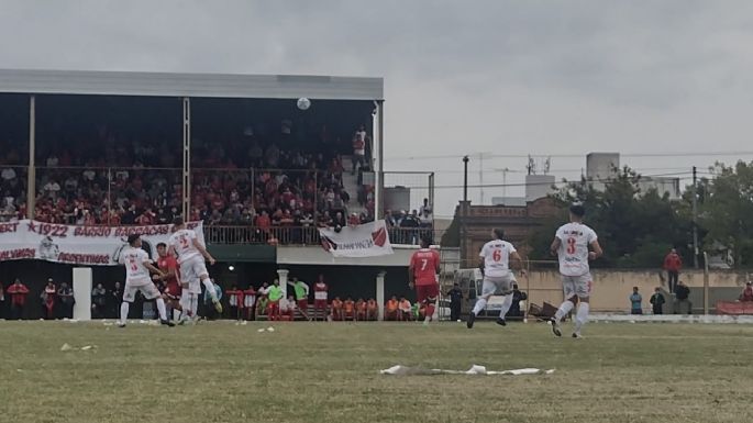 Comenzó la primera final entre Alumni y Lambert de Monte Maíz