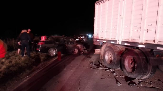 Cinco personas hospitalizadas debido a un choque entre un auto y un camión