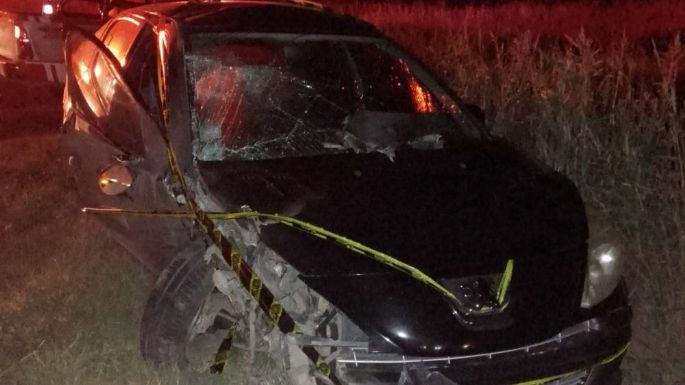 Cinco personas hospitalizadas debido a un choque entre un auto y un camión