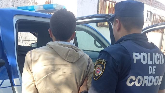 Lo notificaron de una orden de restricción y agredió a los policías