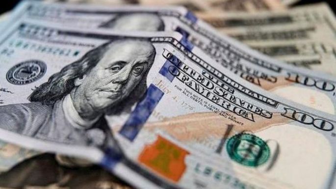 El dólar paralelo superó los $450