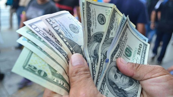 El dólar blue alcanzó un nuevo récord  y cerró a 462 pesos por primera vez