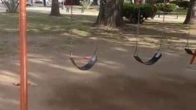 Video: una hamaca se balancea sola en la Plaza Capitán de los Andes