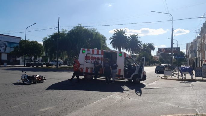 Una motociclista herida tras chocar contra un vehículo