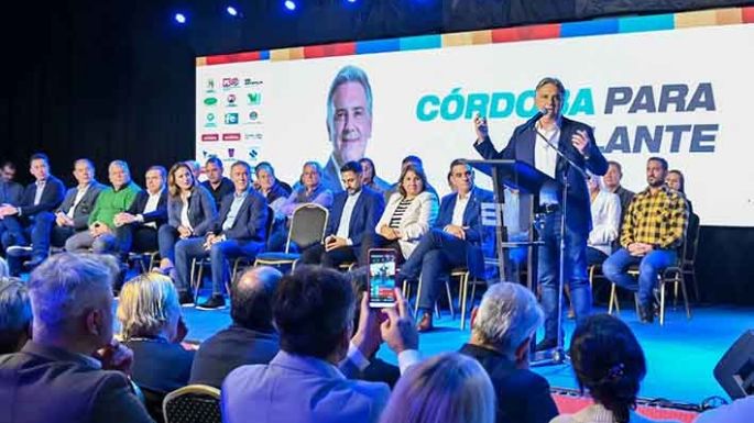 Llaryora suma intendentes