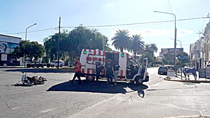Una mujer chocó un trailer estacionado y trasladaron al Hospital a un peatón