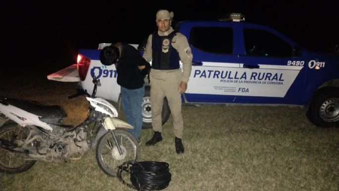 Atraparon a un joven que estaba robando rollos de cables en campos de la zona