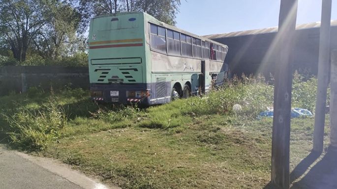 Vecinos denuncian un colectivo abandonado