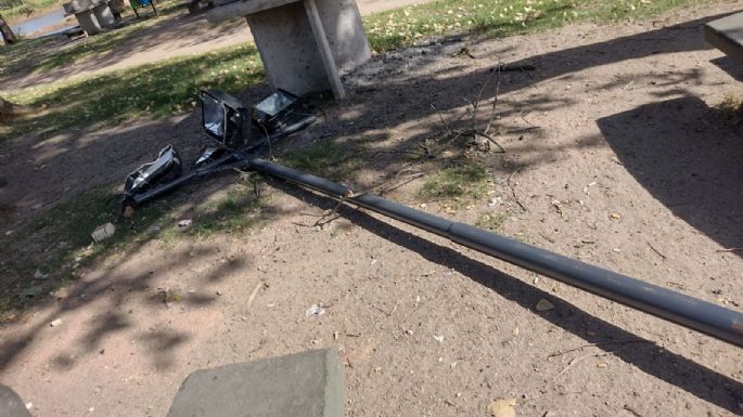 Se cayó un poste de luz en la costanera debido al viento