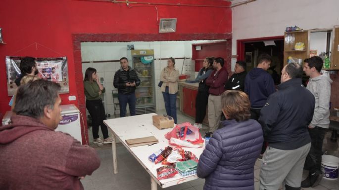 Marcos Bovo entregó aporte económico al Baby Fútbol de barrio Industrial