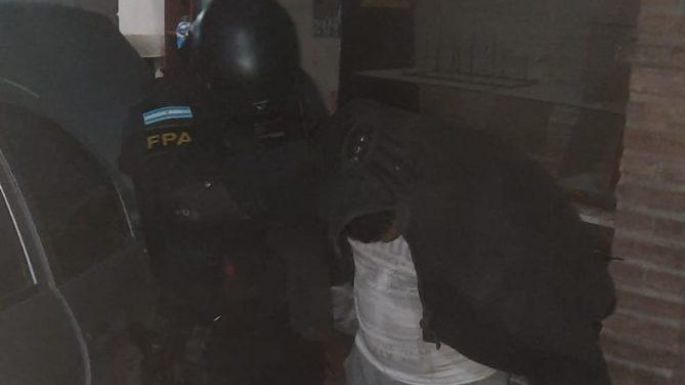 Estaba fraccionando cocaína y al ver personal policial intentó escapar