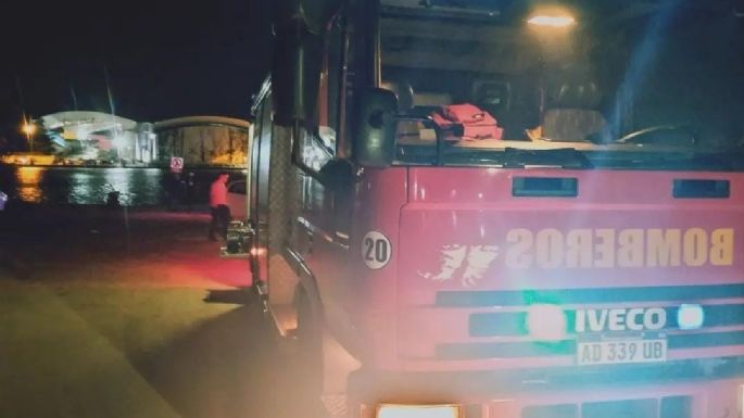 Bomberos rescataron a un auto que cayó al río
