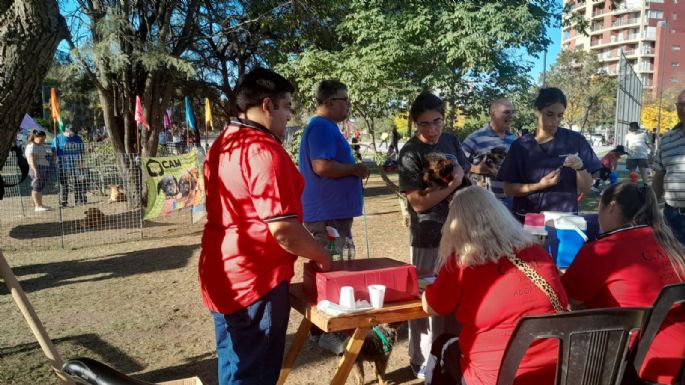 Familias disfrutan de “Un maravilloso día de perros” en el parque