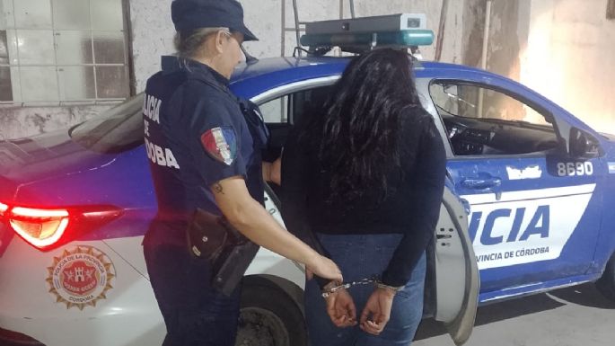 Una mujer detenida tras robar la radio de un vehículo estacionado