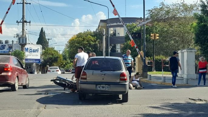 Choque entre un auto y una moto frente a la vías
