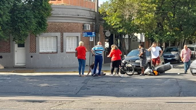 Choque entre un auto y una moto frente a la vías