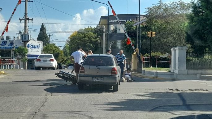 Choque entre un auto y una moto frente a la vías