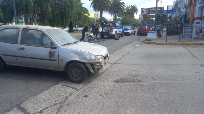 Violento choque entre dos motos y un auto: una persona resultó con lesiones graves