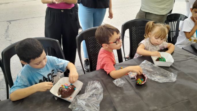 Niños y niñas arman sus propios huevos de Pascuas