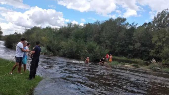 Rescataron a tres personas debido a una crecida en el río
