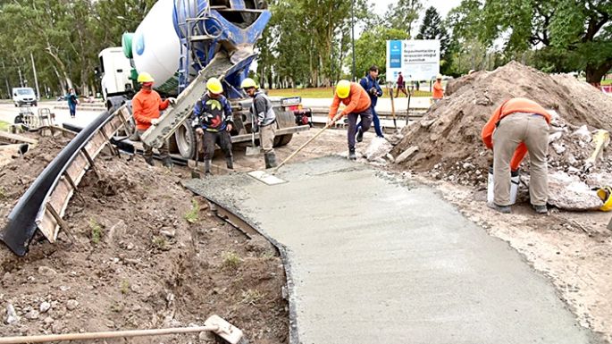 Repavimentan la avenida Sucre, al costado del Parque Pereira