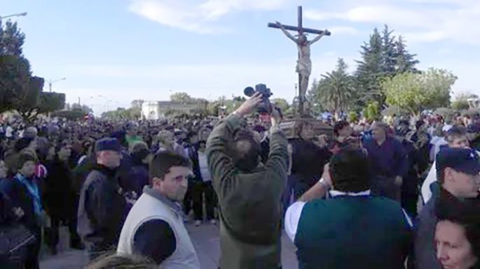 Miles de fieles se concentraron en Reducción  para la procesión del Cristo de la Buena Muerte