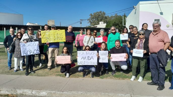 [Vídeos] Vecinos de dos barrios, "hartos de la inseguridad", se manifestaron y exigieron medidas