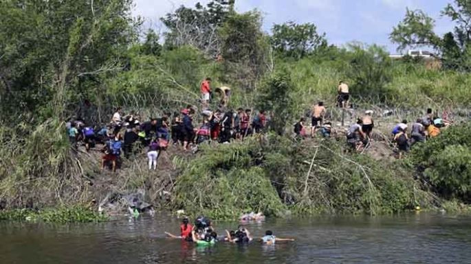Una avalancha de migrantes desbordó la frontera entre México y Estados Unidos