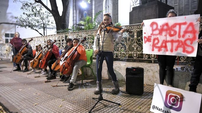 Estudiantes de una escuela de música dieron un concierto para protestar por las ratas