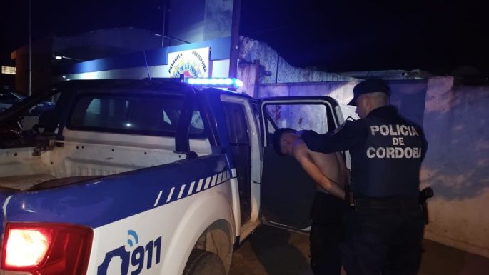 Salió del boliche y rompió el vidrio de la puerta de un auto estacionado