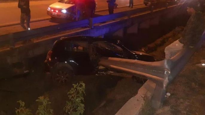 Un conductor falleció luego de que un guardarraíl atravesara su auto