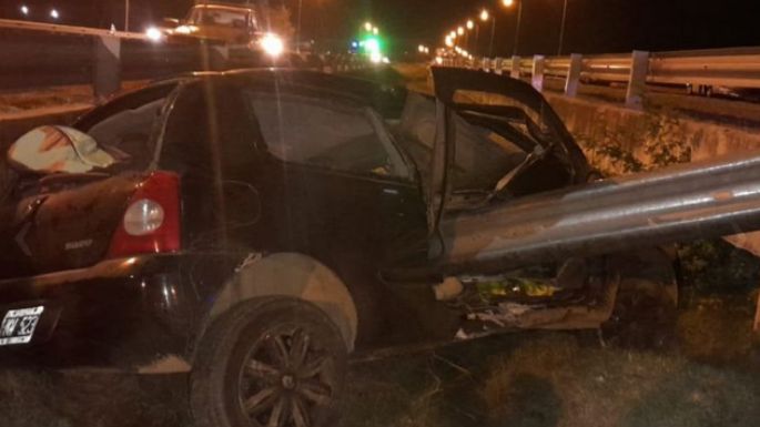Un conductor falleció luego de que un guardarraíl atravesara su auto